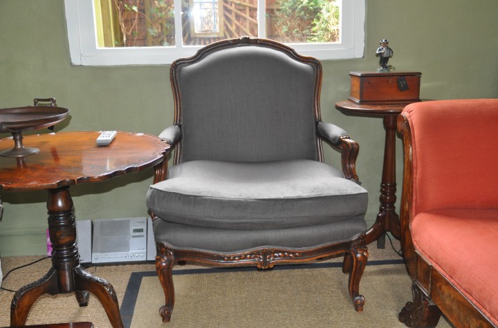 Louis XV fauteuil nieuwe stof 19e eeuws Louis XV fauteuil nieuwe stof 19e eeuws