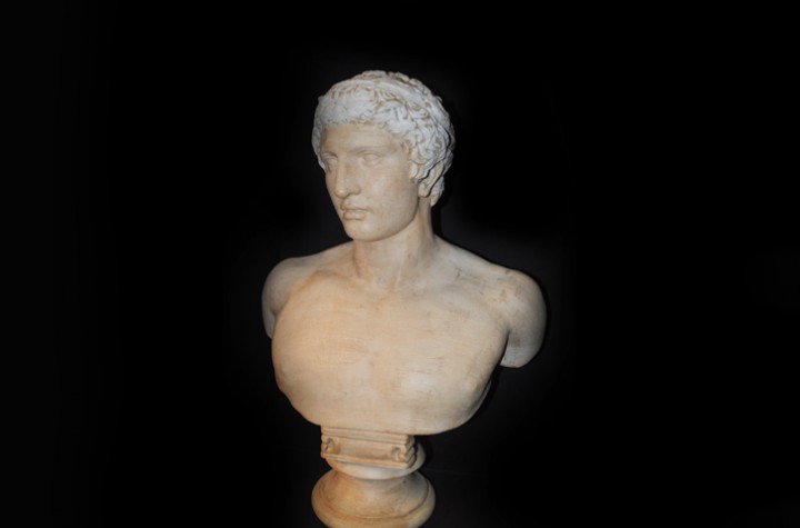 11. Antonius - old white craquelÃ© 