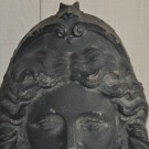 Gietijzeren masker op voet ca. 1920: detail 1